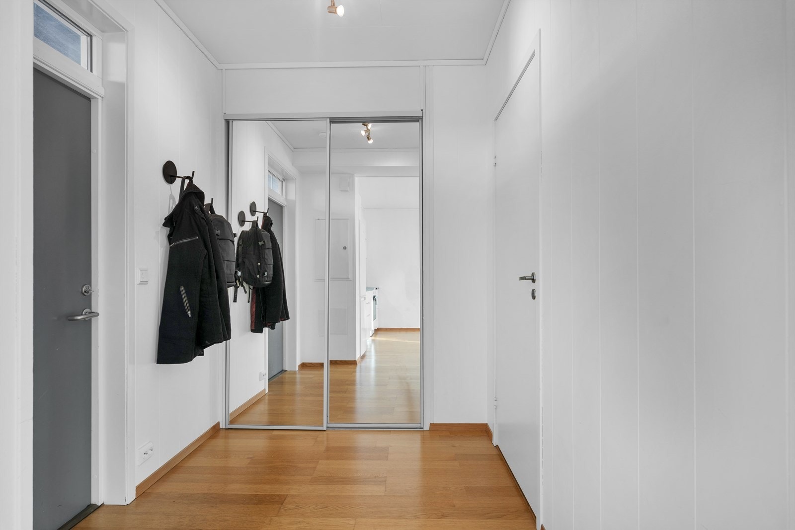 Entré med skyvedørsgarderobe Galleribilde