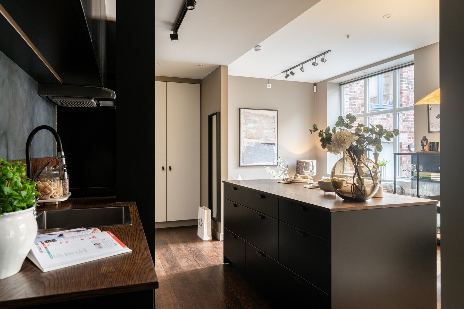 Kjøkkenøya fungerer som et naturlig samlingspunkt og skaper en sosial sone i rommet Galleribilde