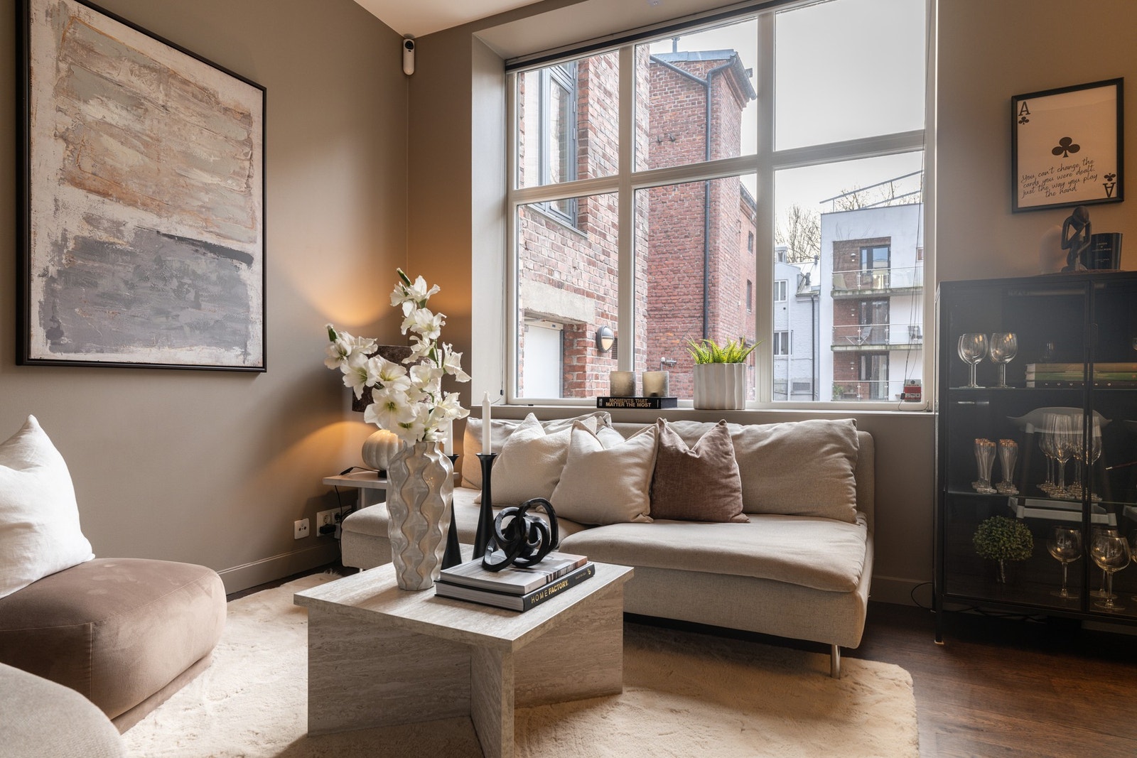 Stuen har fleksible innredningsmuligheter og god plass til en hyggelig sofakrok Galleribilde