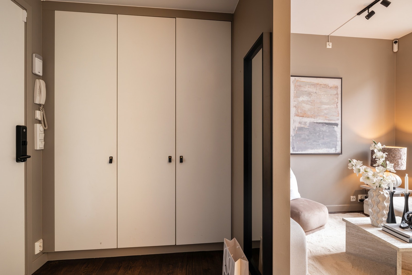 Hyggelig entré med romslig garderobeskap som gir svært god oppbevaringsplass Galleribilde