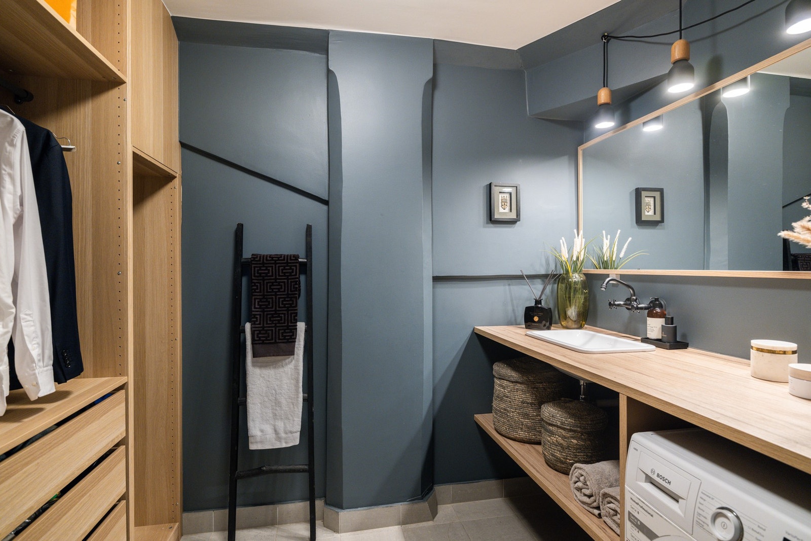 Romslig og pent vaskerom Galleribilde