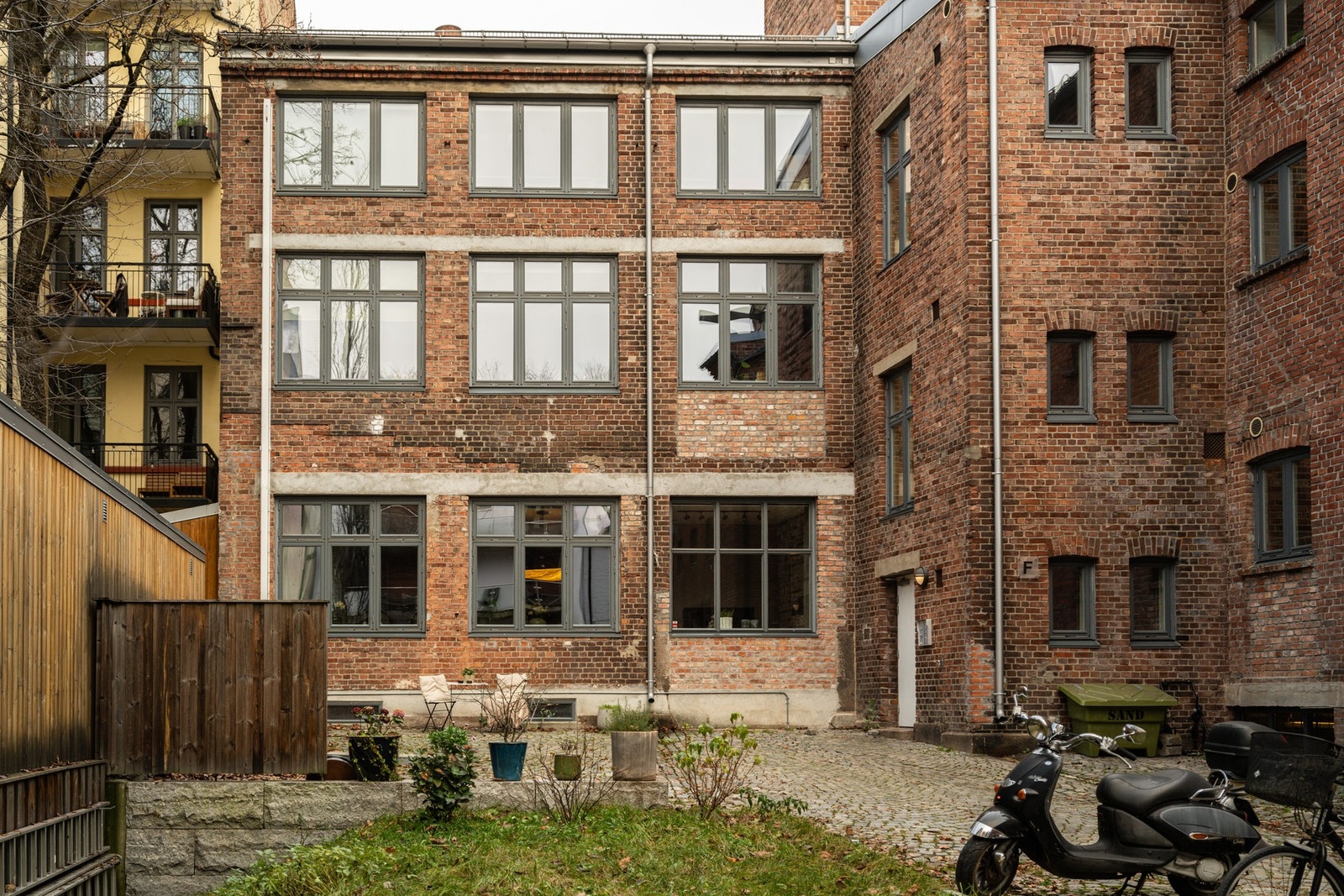 Leiligheten ble omgjort til bolig i 2014 og holder en gjennomgående høy standard Galleribilde