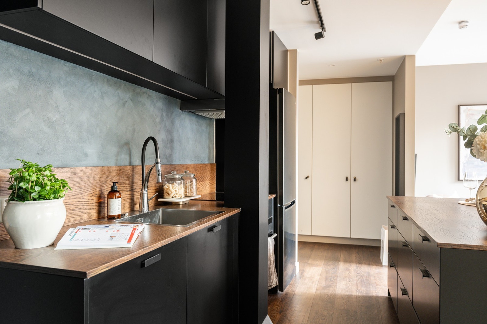 Kjøkkenet har integrert platetopp, stekeovn og oppvaskmaskin Galleribilde