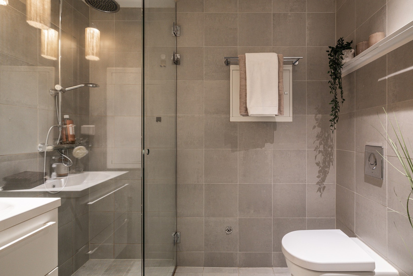 Lekkert flislagt bad med gulvvarme Galleribilde