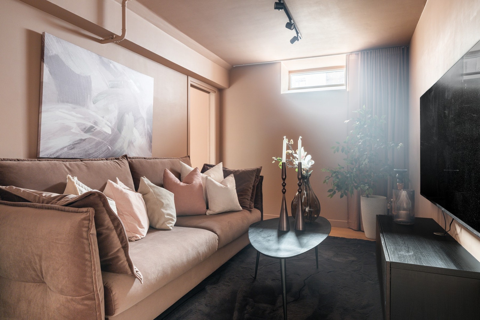 God plass til sofa og medievegg Galleribilde