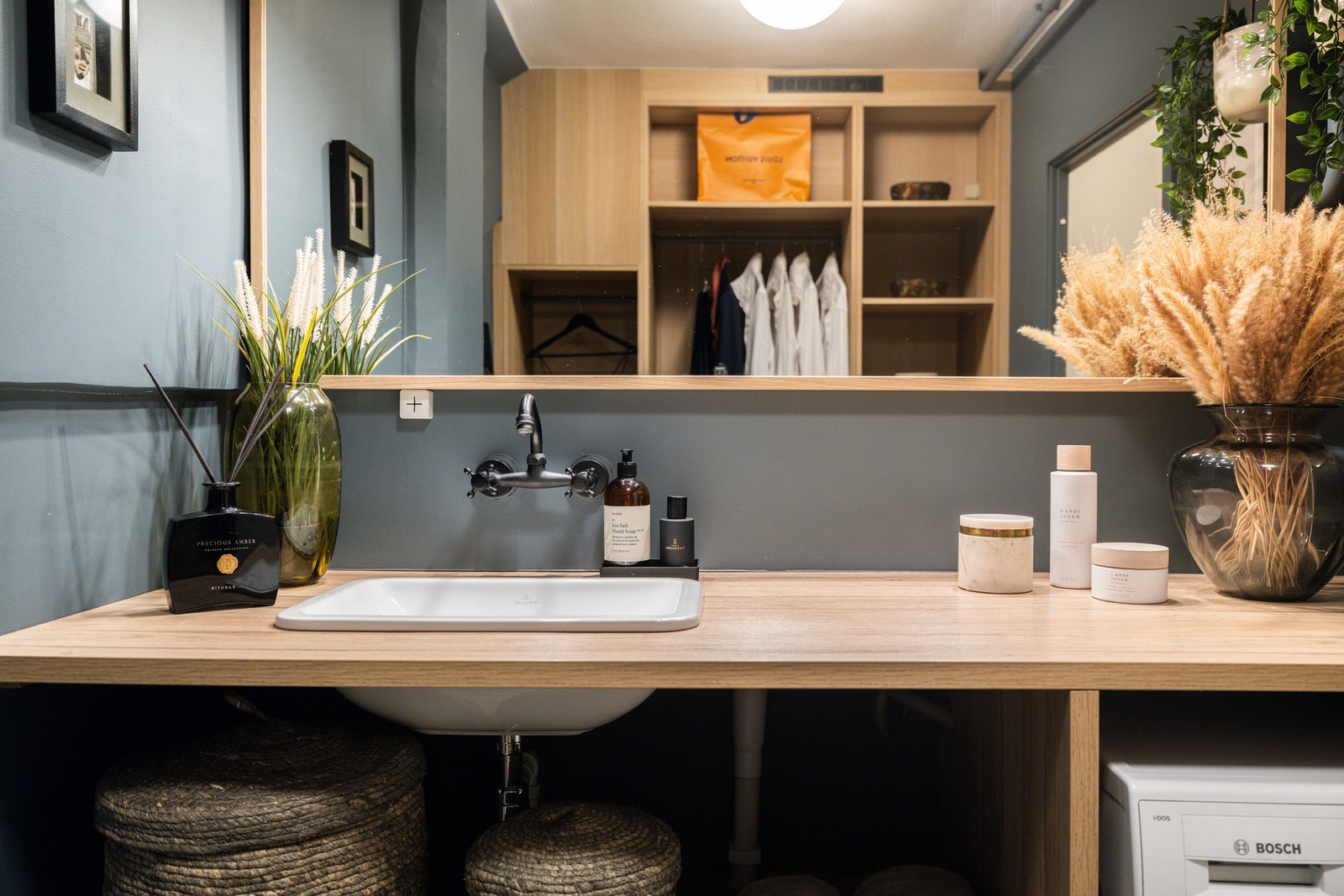 Praktisk vaskerom med romslig benkeplate, god oppbevaring og stilrene detaljer Galleribilde