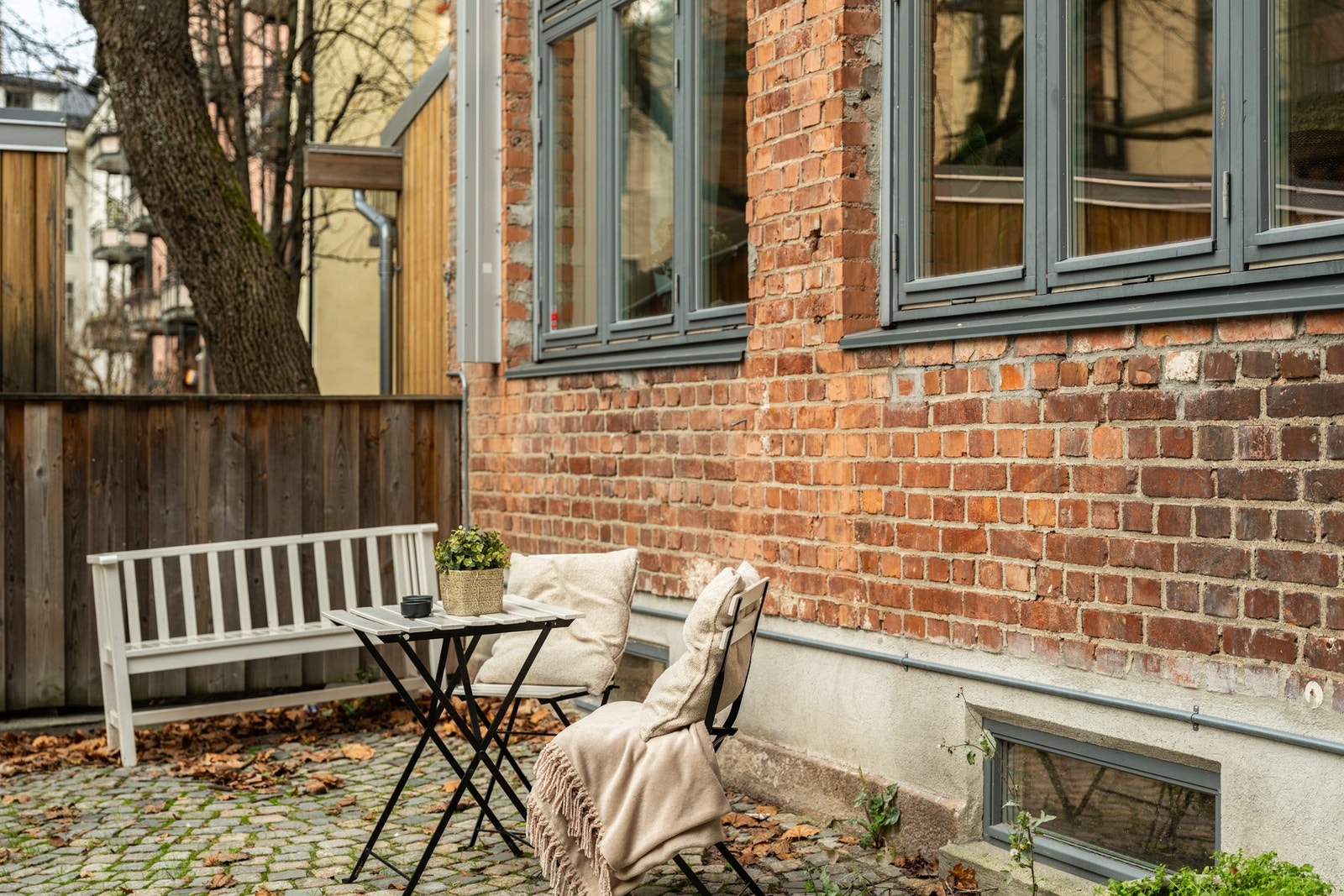 Hyggelig felles uteplass rett utenfor leiligheten Galleribilde