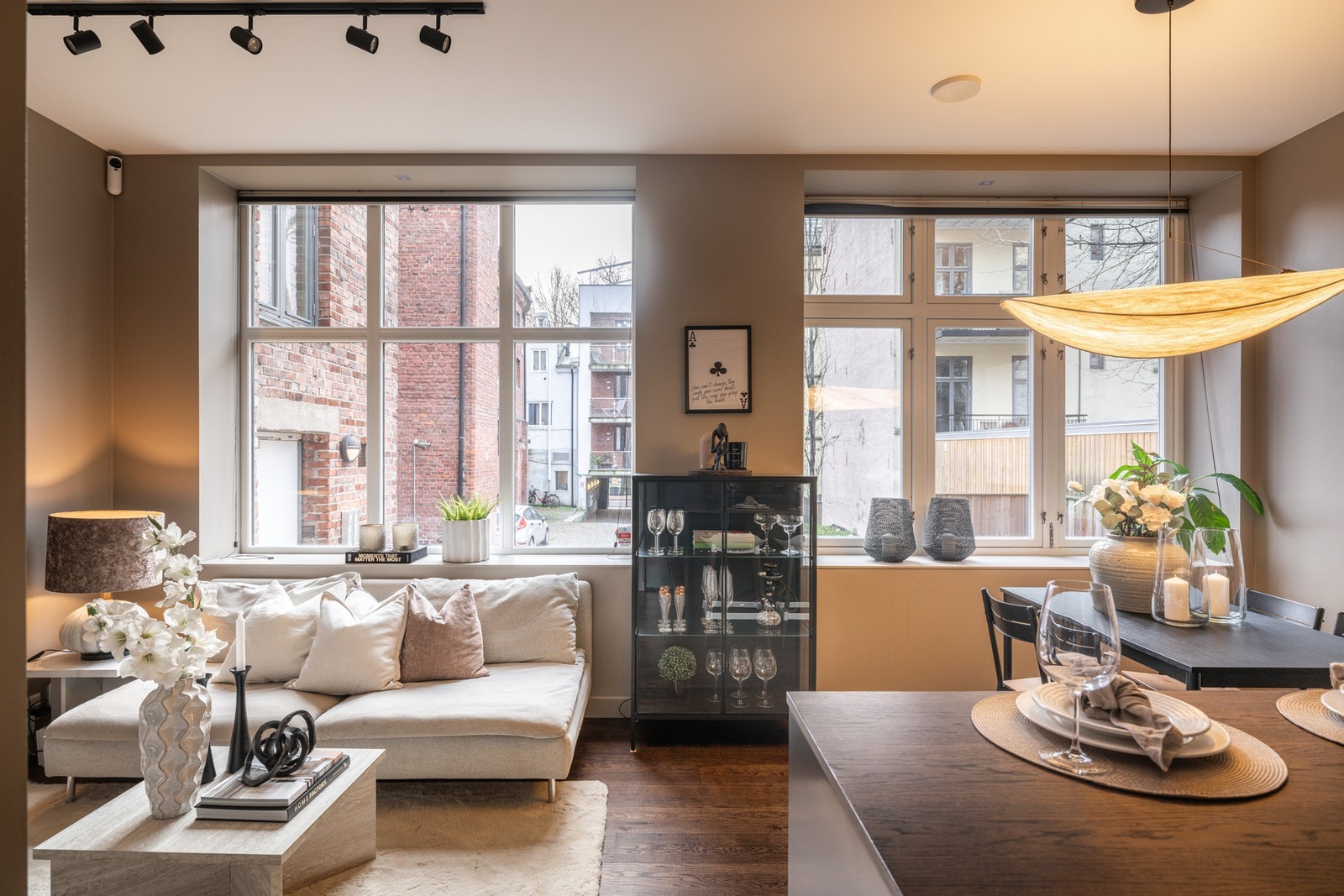 Lys og luftig stue med store vindusflater og god takhøyde Galleribilde