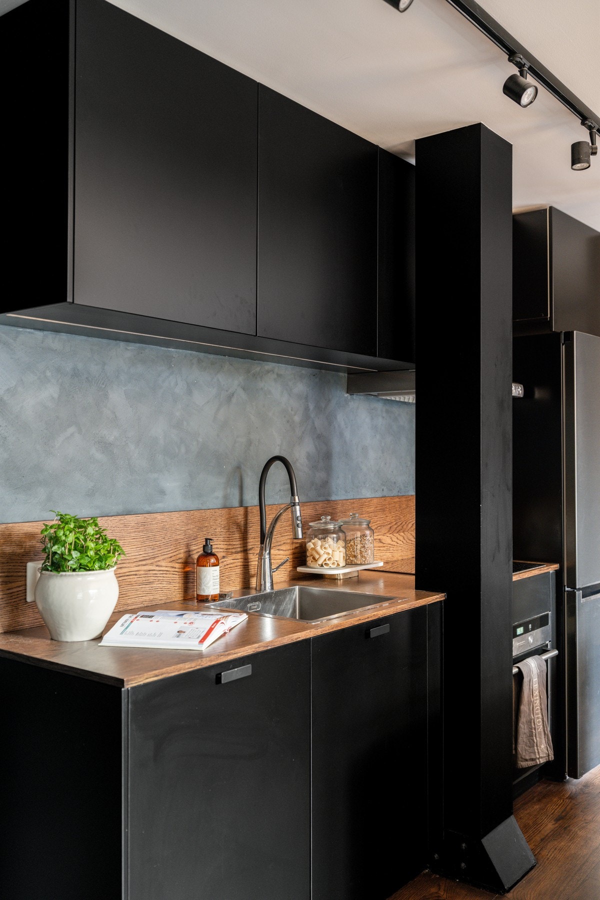 Kjøkkenfrontene er nylig slipt og nymalt for et moderne og oppgradert uttrykk Galleribilde