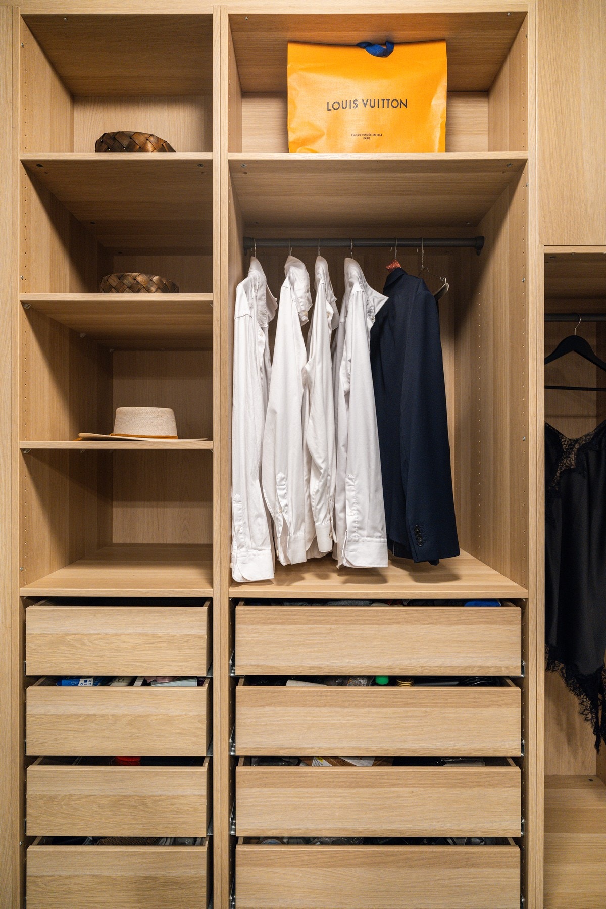 Praktisk garderobeløsning med rikelig oppbevaringsplass - perfekt for håndklær, sengetøy og alt du ønsker å ha lett tilgjengelig Galleribilde