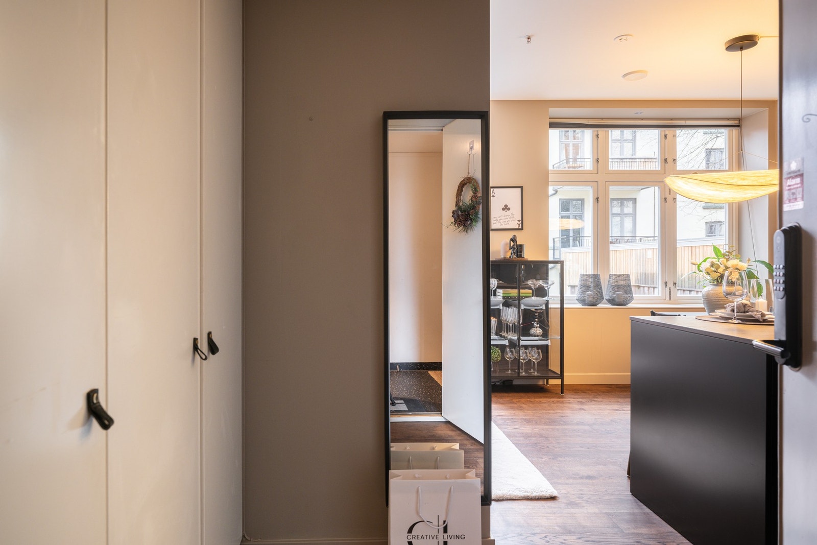 Praktisk inngang hvor du ledes rett inn i den åpne stue- og kjøkkenløsningen Galleribilde