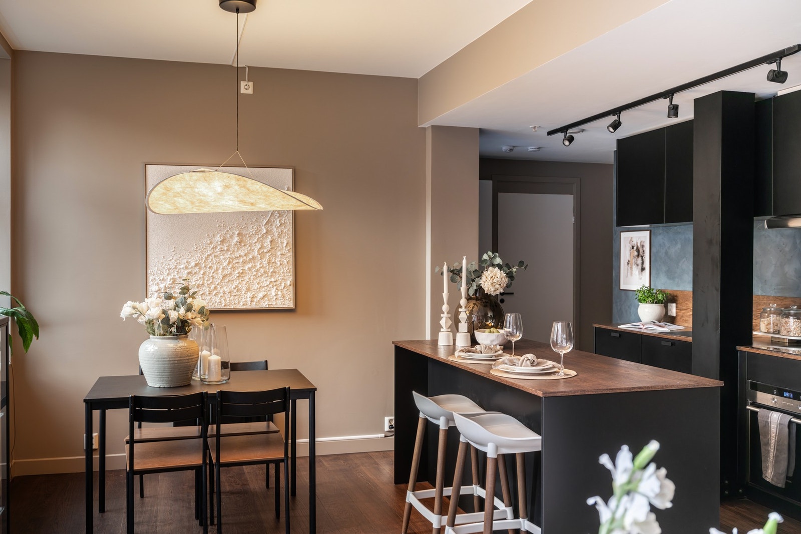 Nylig malte vegger kombinert med slipt, beiset og oljet gulv skaper en gjennomført og elegant finish Galleribilde