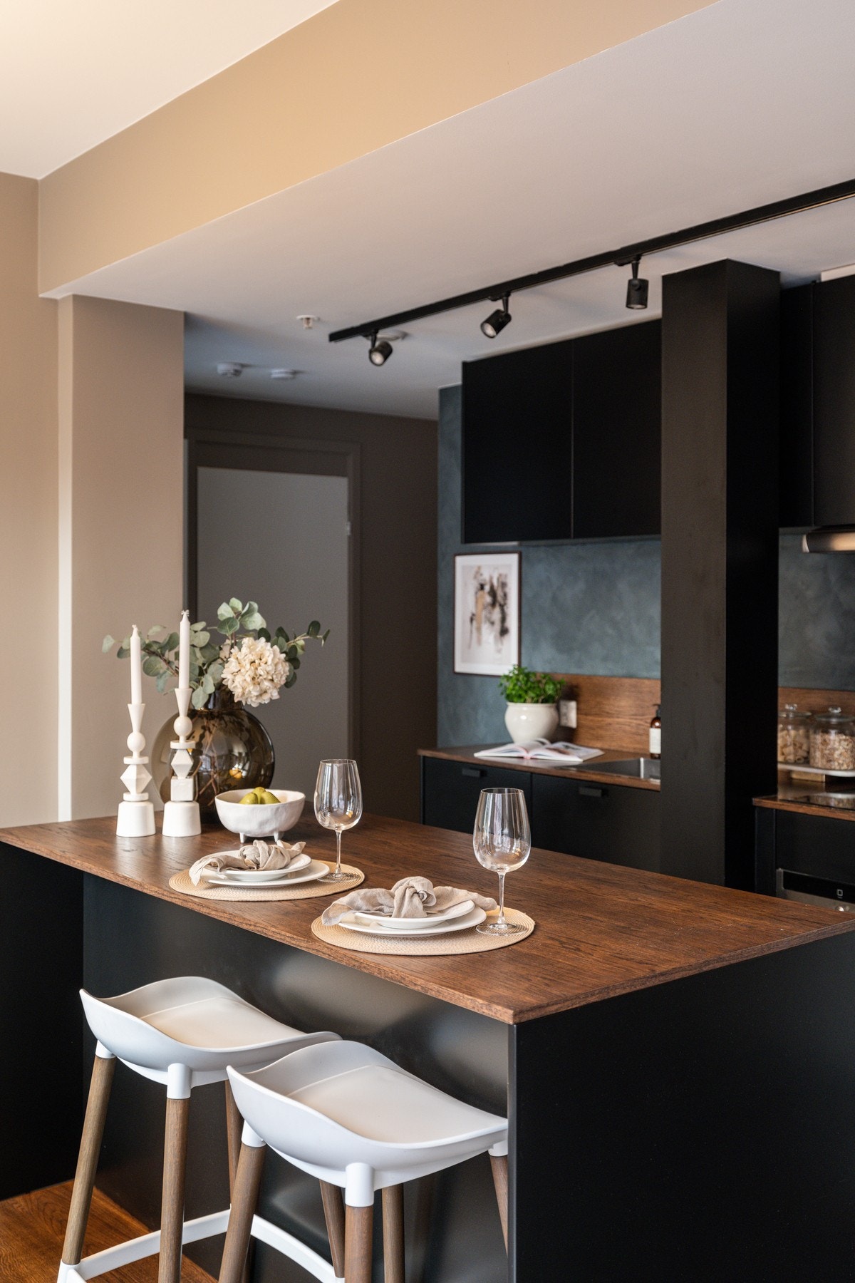 En innbydende kjøkkenøy som skaper et sosialt midtpunkt i rommet Galleribilde