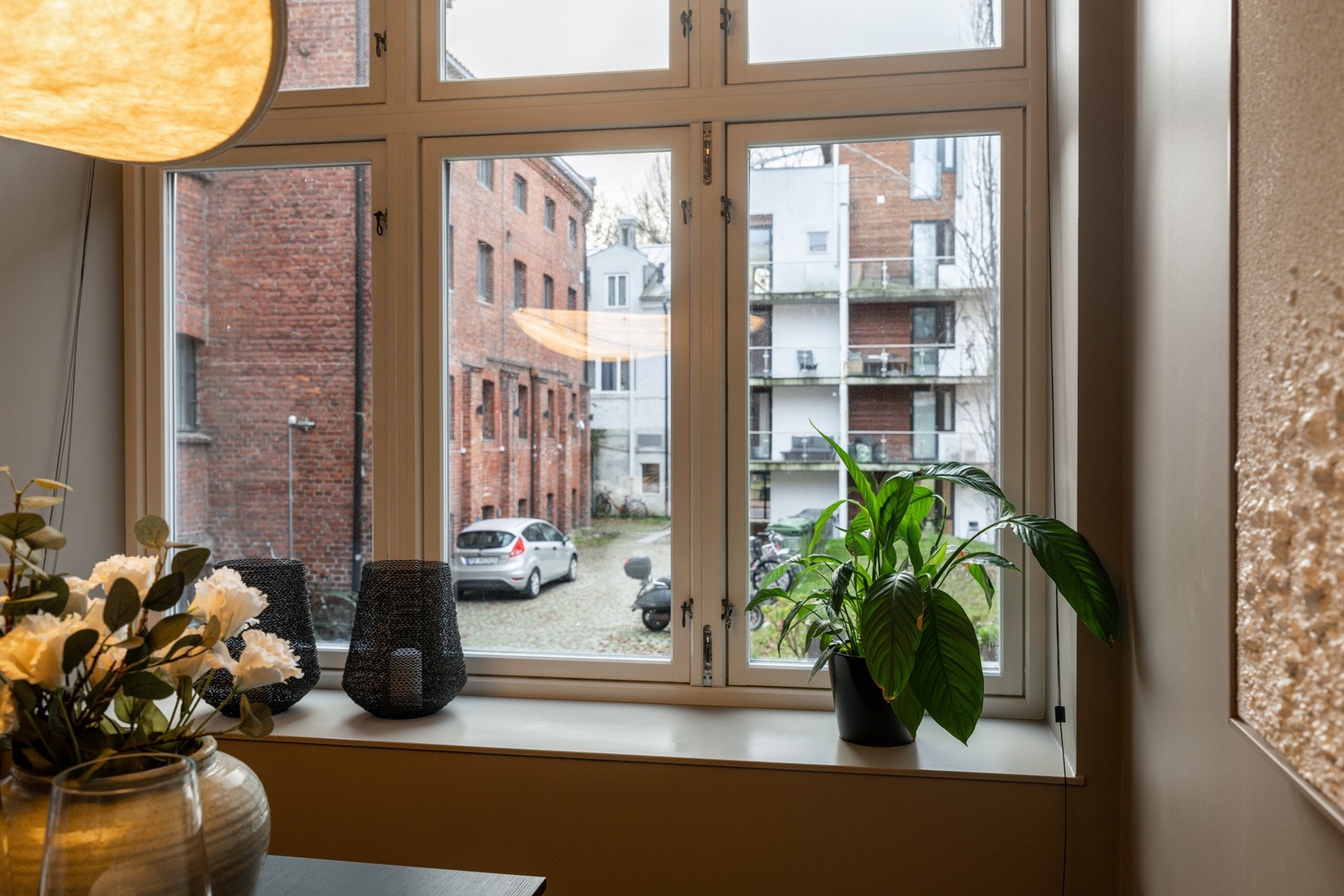 Brede vinduskarmer gir ekstra rom for dekor og pynt Galleribilde