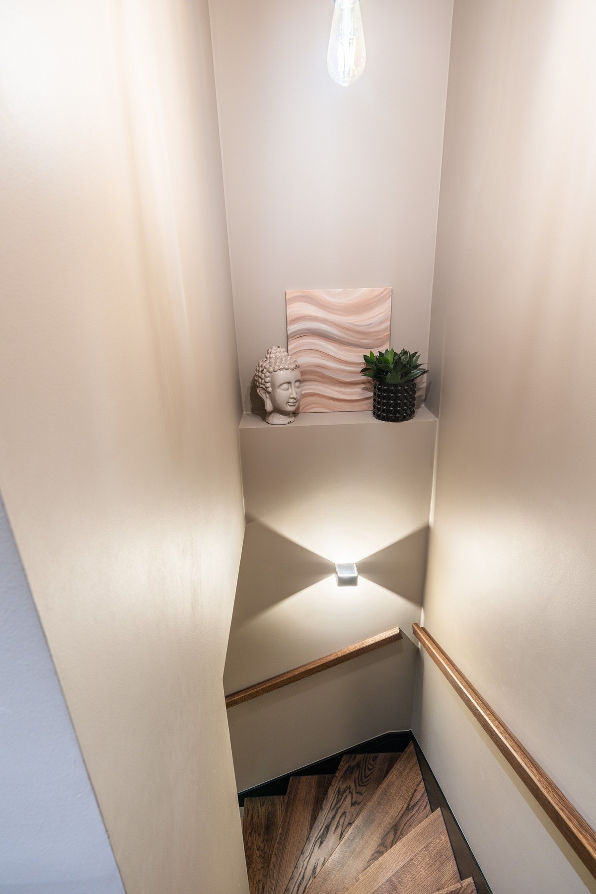 Stilfull trappegang som leder deg ned til kjelleretasjen, hvor du finner kjellerstue, kontor og vaskerom Galleribilde