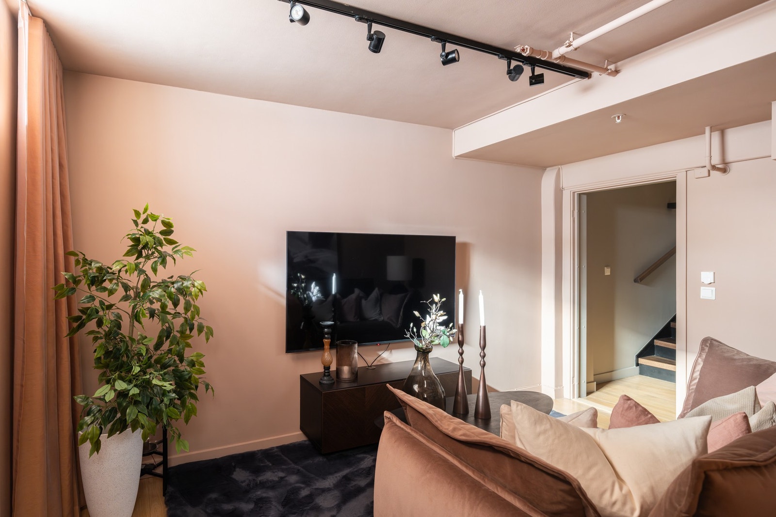 En romslig og skjermet kjellerstue som egner seg perfekt som TV-stue eller ekstra sosialsone Galleribilde