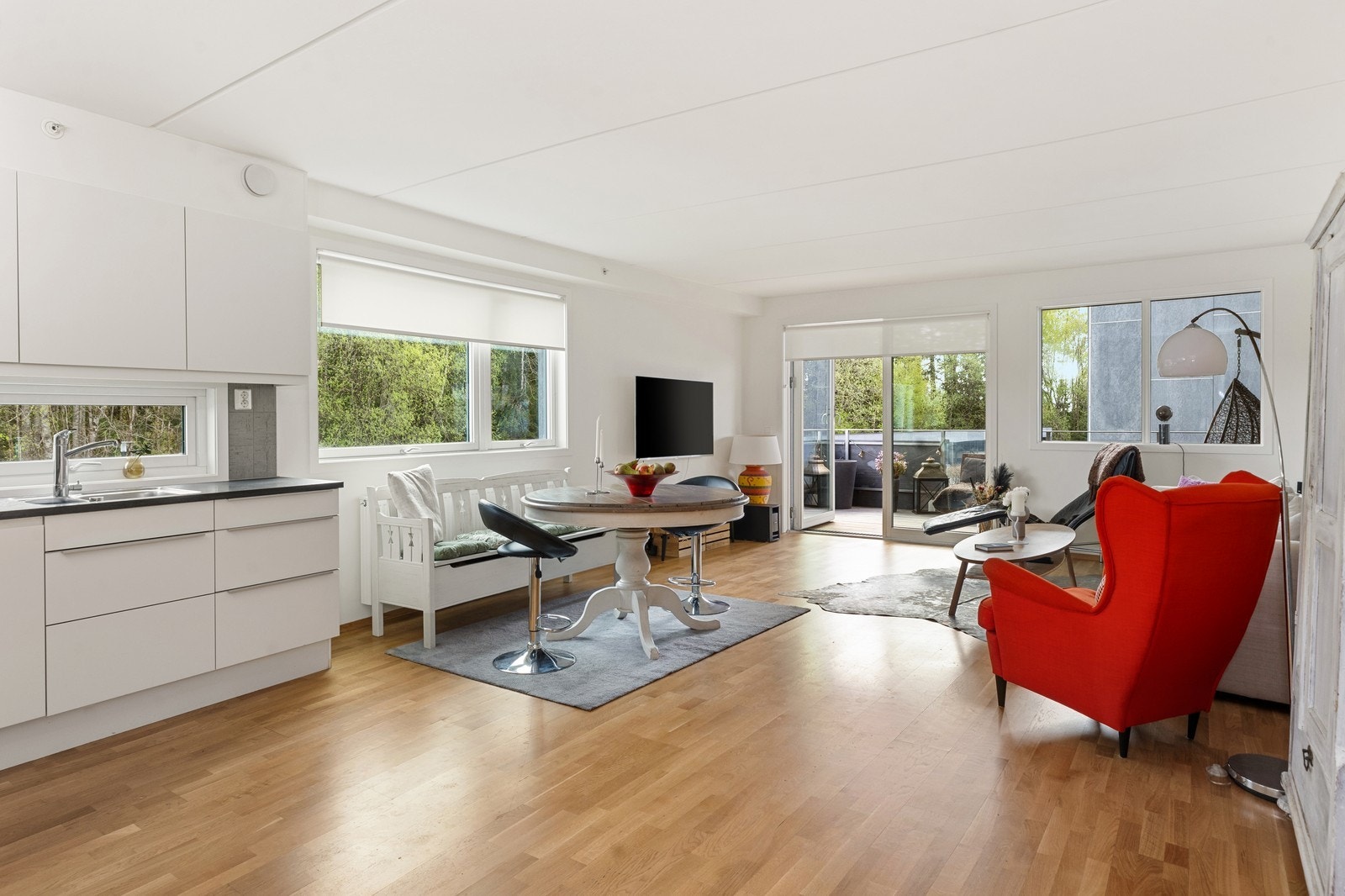 Romslig stue med åpen kjøkkenløsning. Fotograf: FOTOetcetera AS Galleribilde