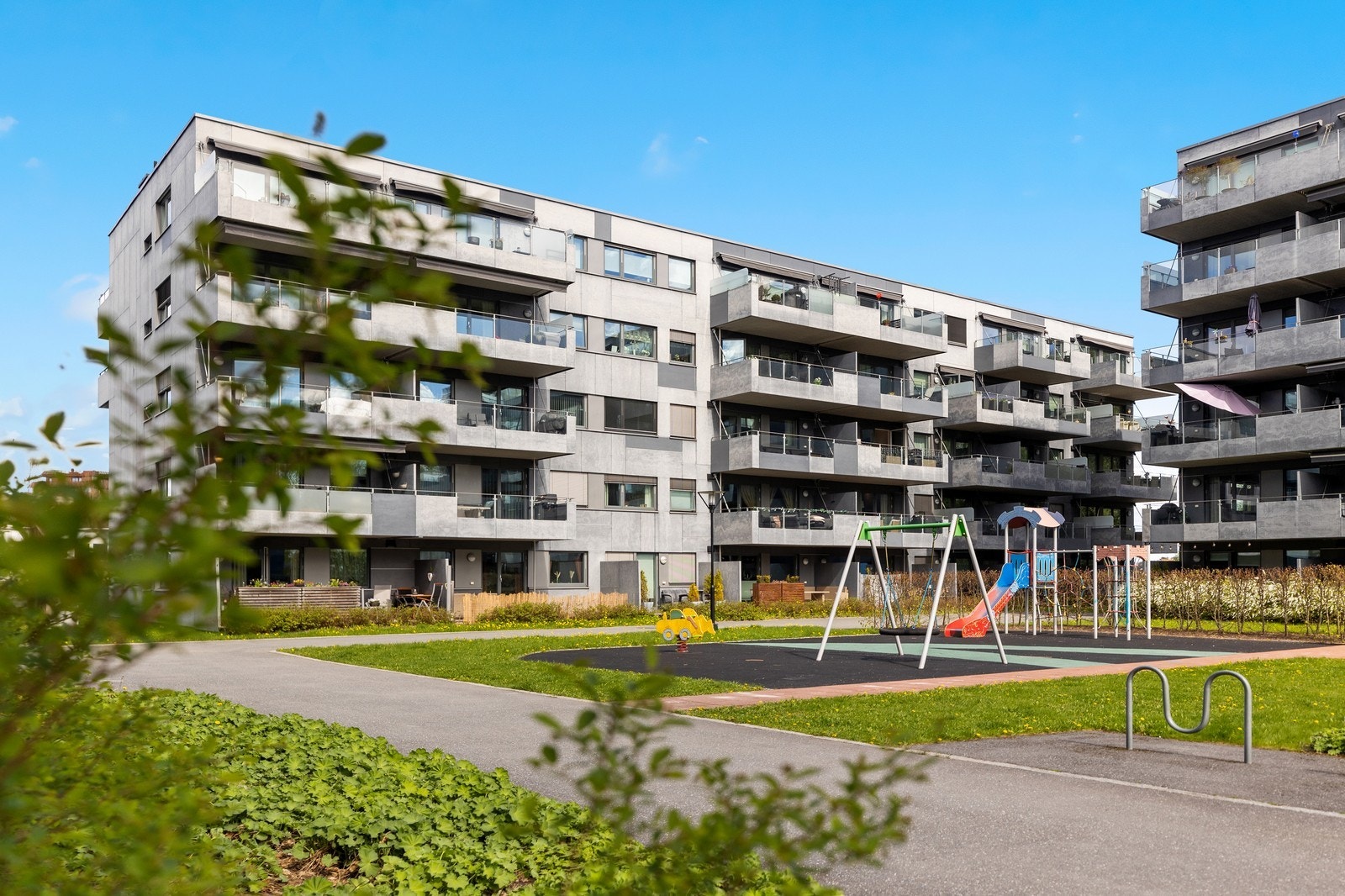 Fasade og uteplass. Fotograf: FOTOetcetera AS Galleribilde