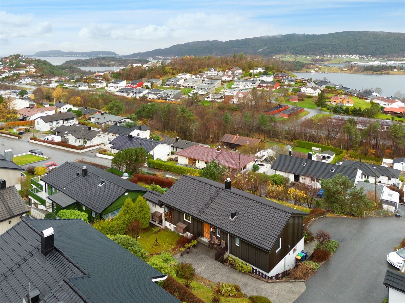 Boligen ligger øst for Lerstad barneskole/barnehage og har nydelig utsikt Galleribilde