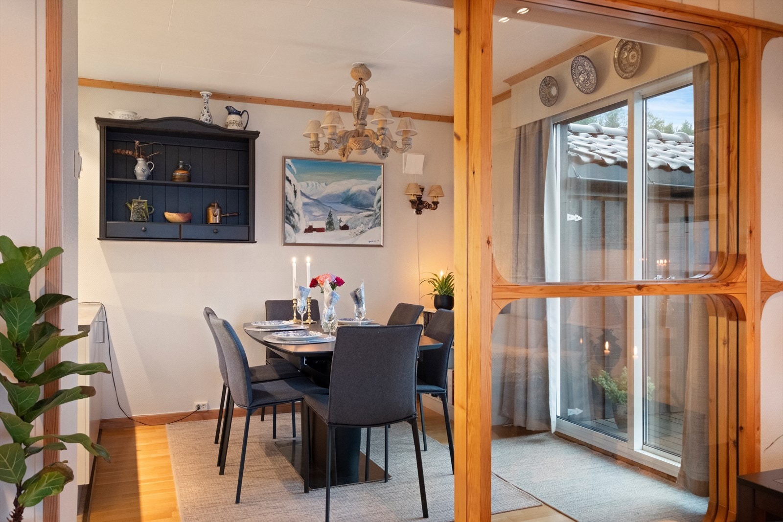 Spisestuen har utgang til vestvendt veranda Galleribilde