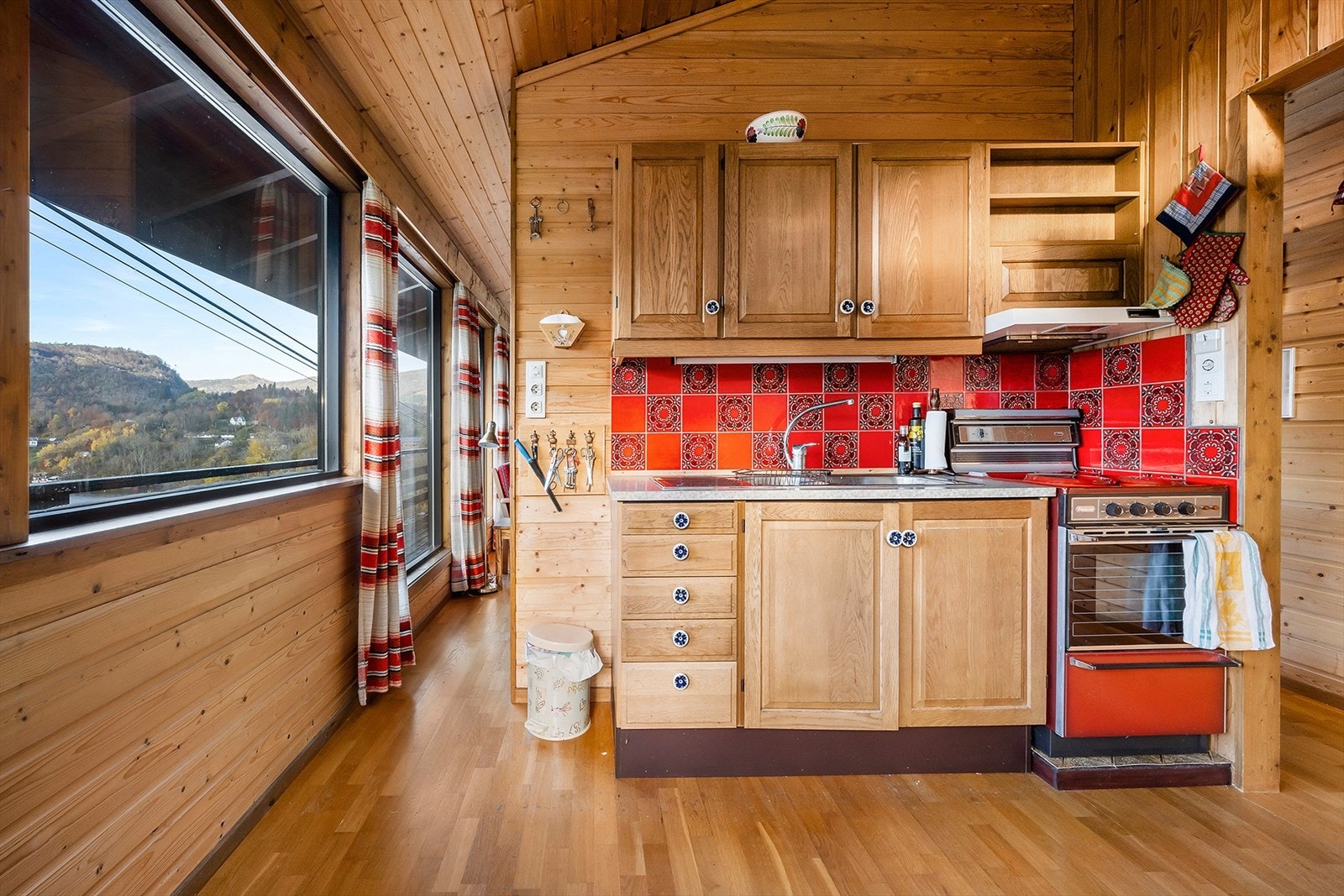 Kjøkkenet har innredning med profilerte fronter med restspateks benkeplate og nedfelt vask. Galleribilde