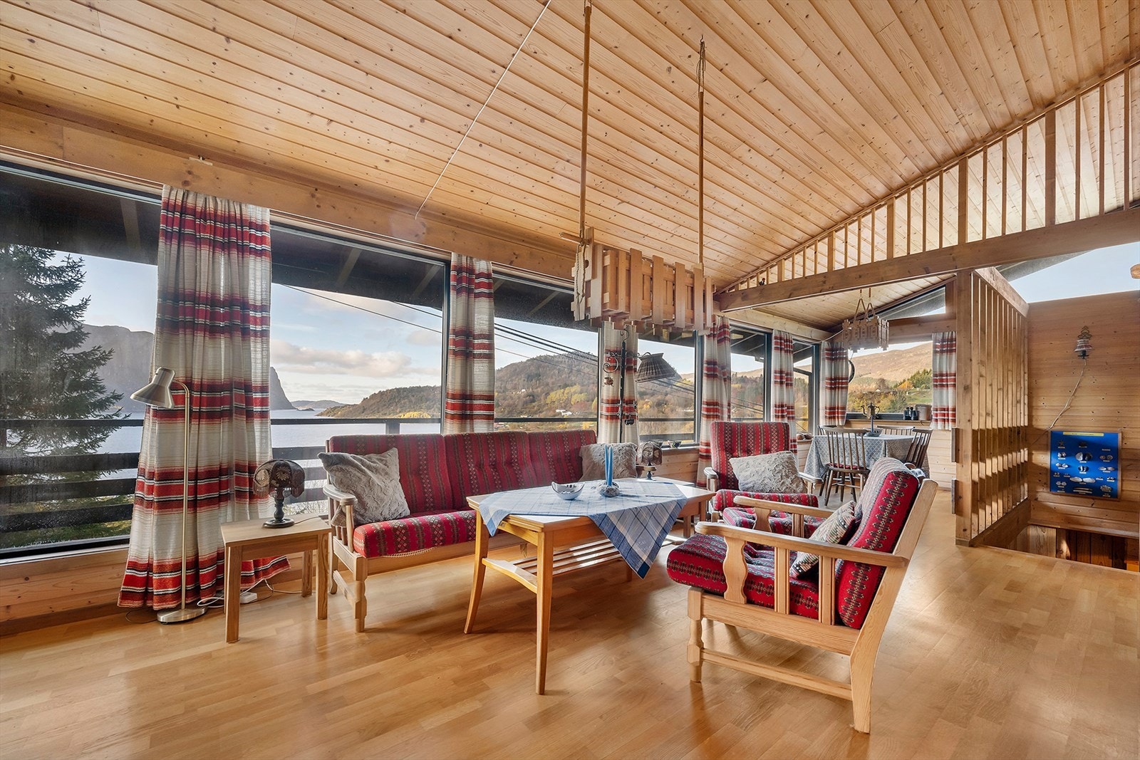 Stuen er lys og romslig med god plass til ønsket møblering. Galleribilde