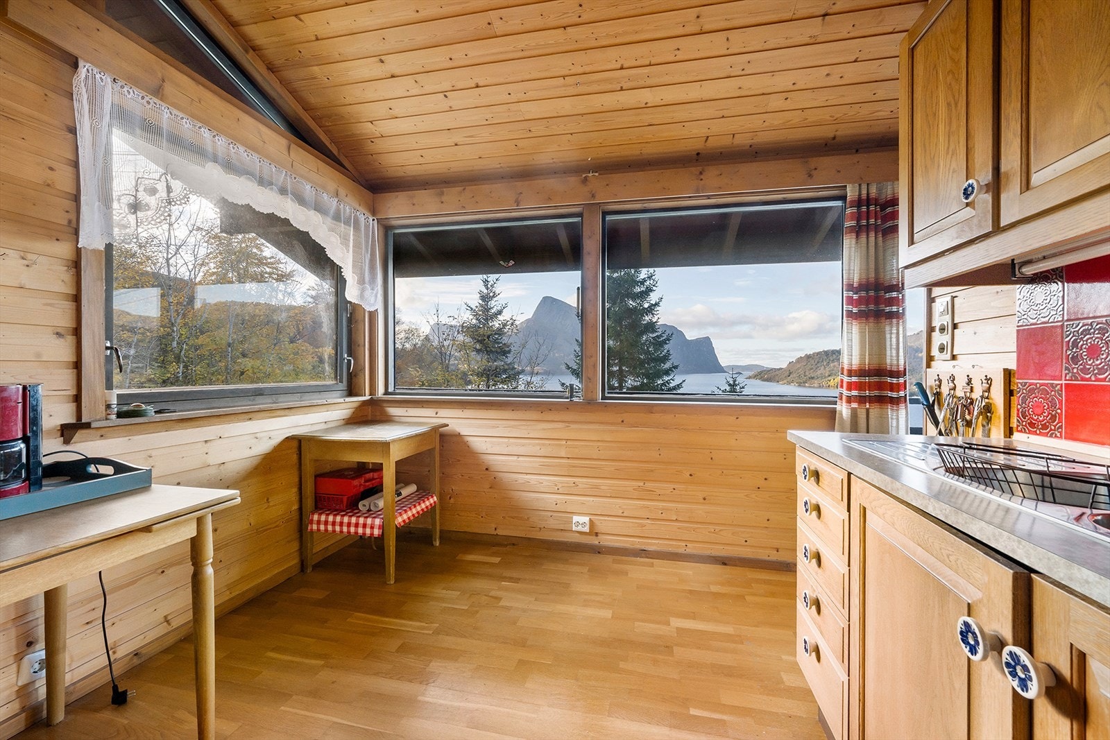 Store vindusflater tillater mye lysinnslipp. Galleribilde