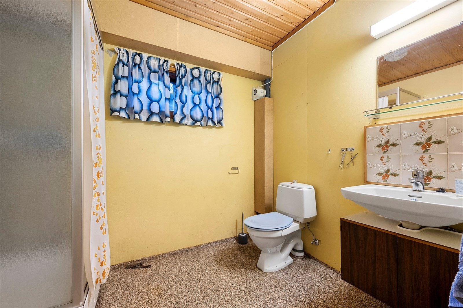 Bad i underetasje har gulv av laminat og er innredet med toalett, dusj, servant og speil. Galleribilde