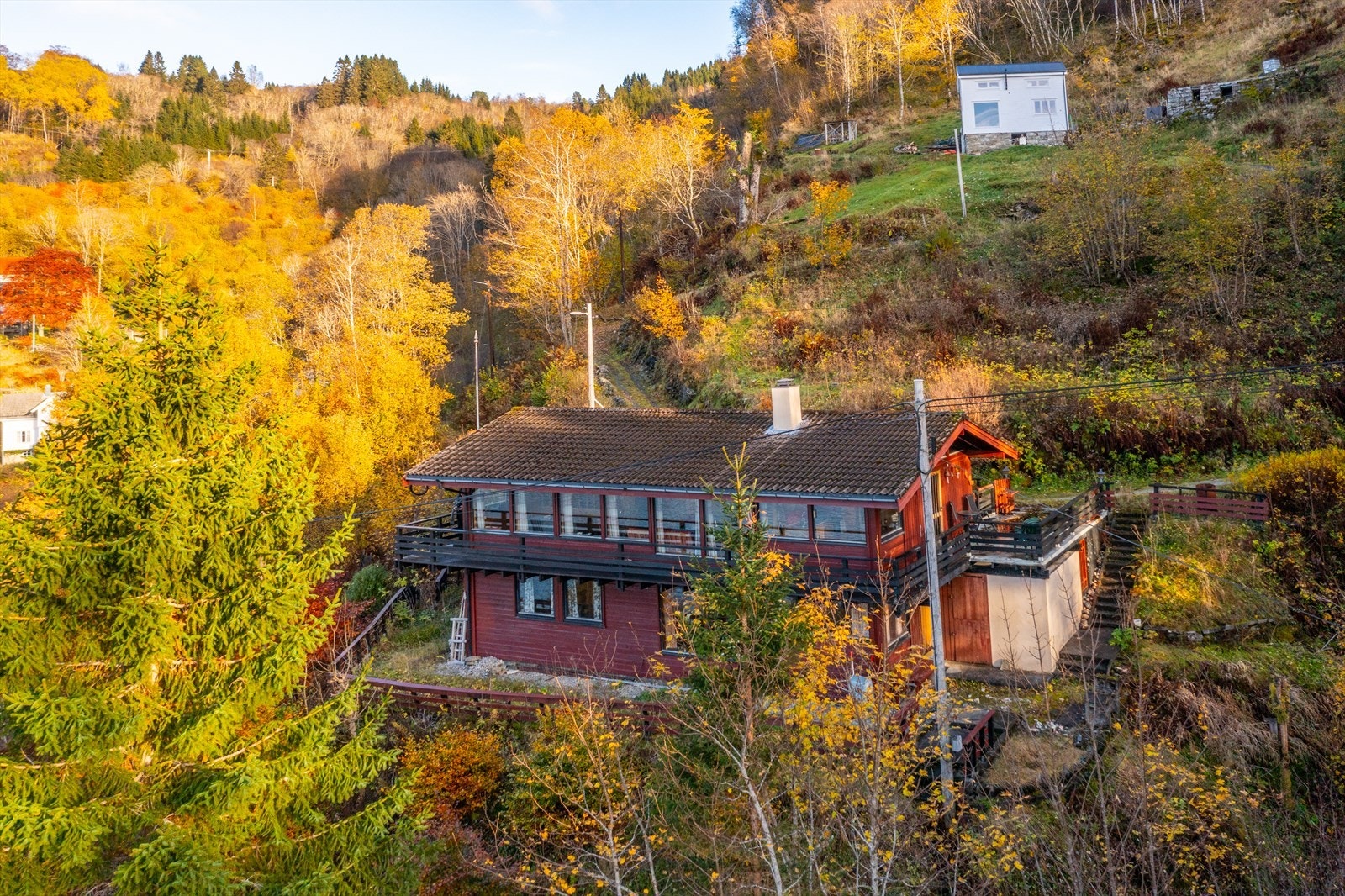 Eneboligen er oppført i 1977 og går over to plan. Galleribilde