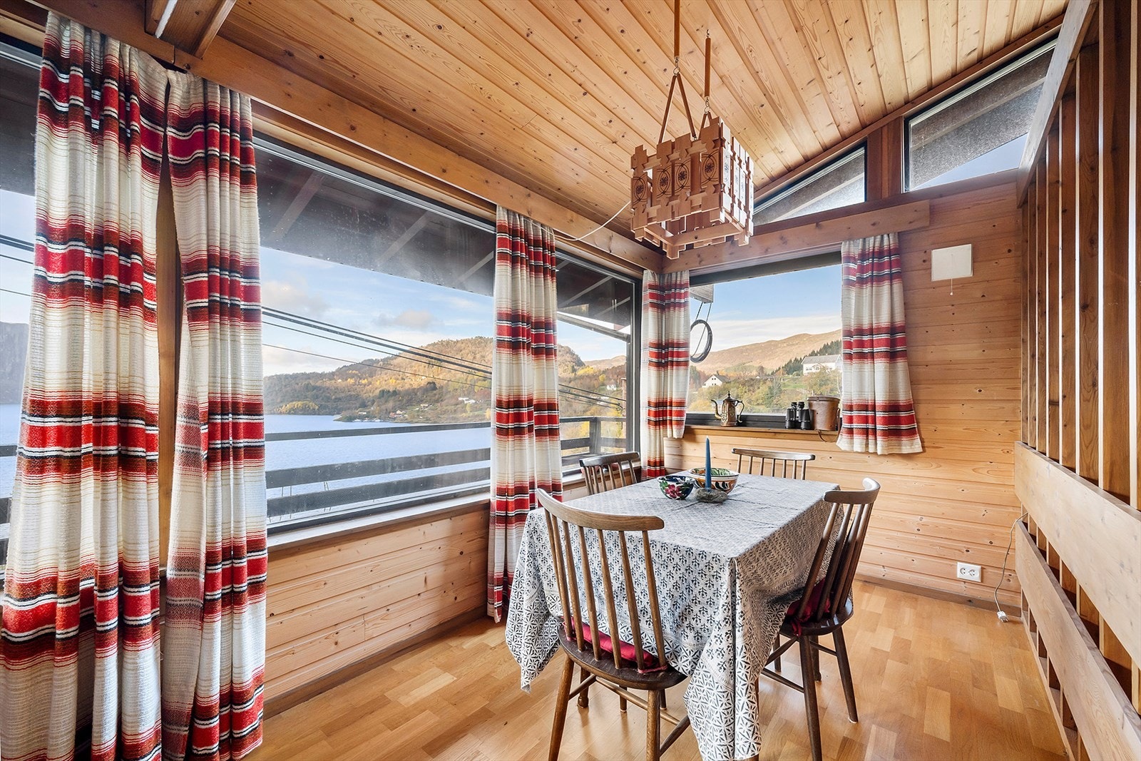 Romslig spisestue med flott utsikt. Galleribilde