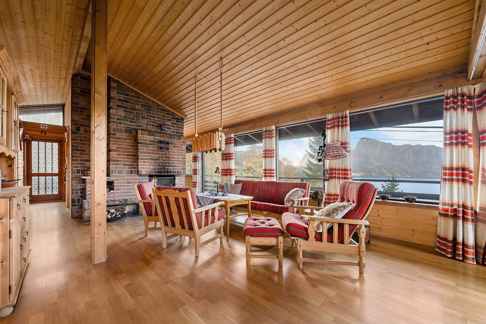 I stuen er det store vindusflater som tillater naturlig belysning. Galleribilde