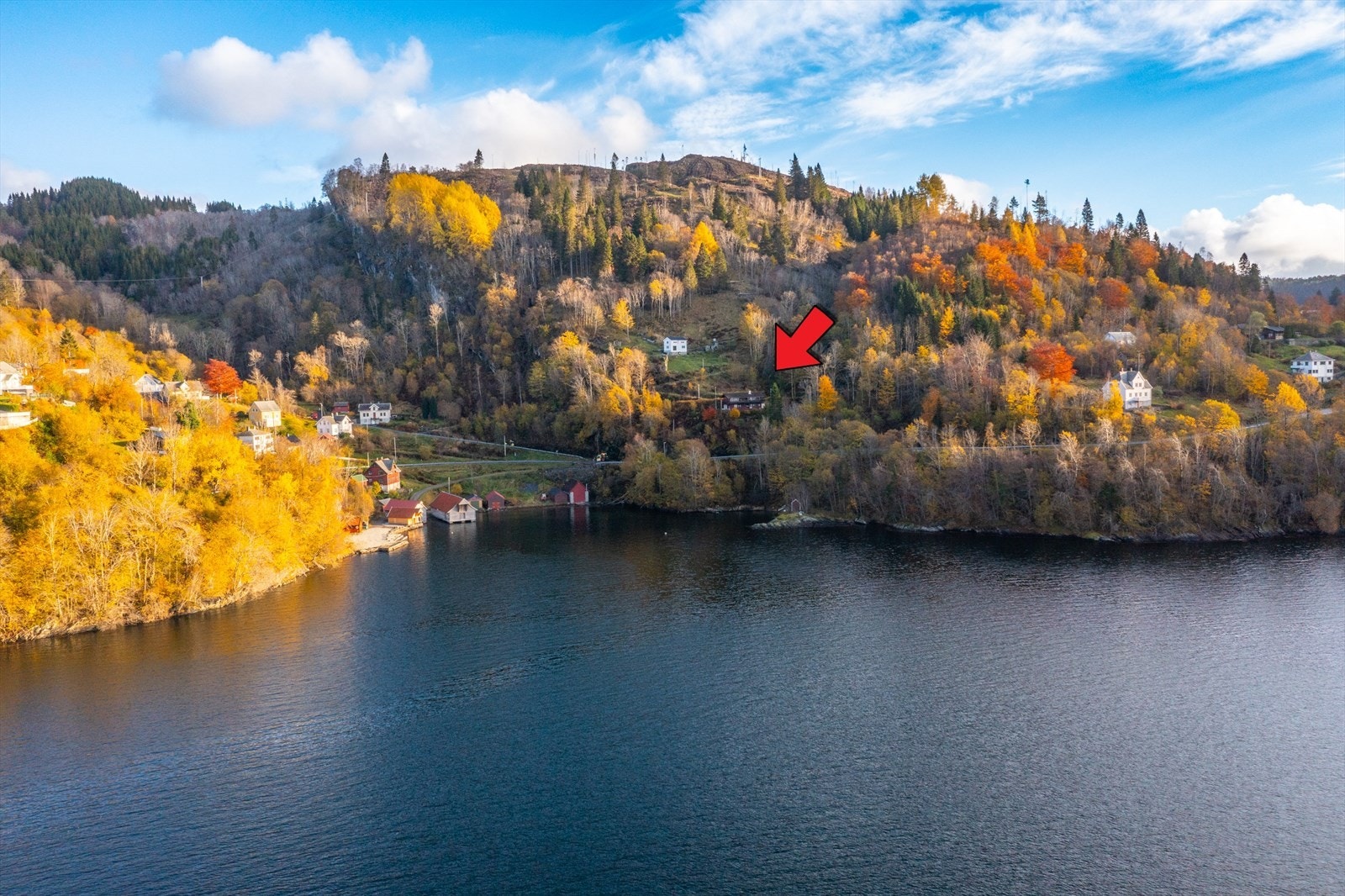 Eiendommen ligger fint til i Hyllestad med kort avstand til Hyllestad sentrum hvor man finner dagligvarebutikker, Hyllestad skole og barnehage, og aktivitetshall og idrettsanlegg. Galleribilde