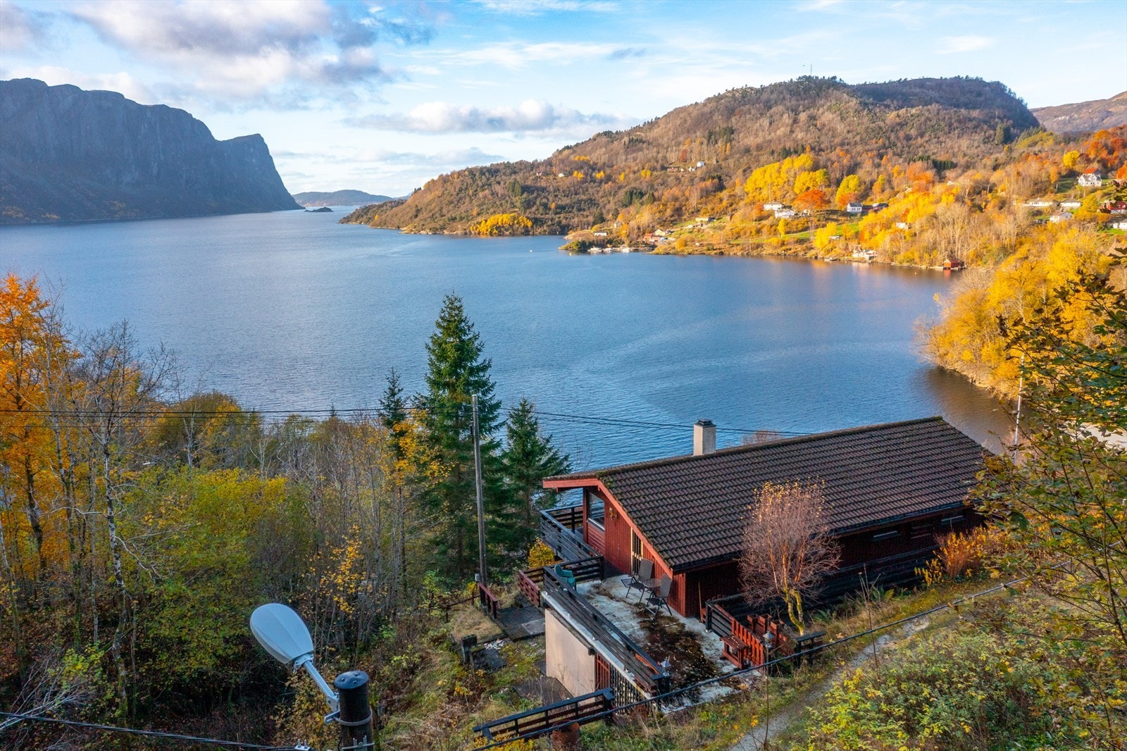 Eiendommen ligger fint til på vestvendt og solrik tomt med fantastisk utsikt over Hyllestadfjorden. Galleribilde