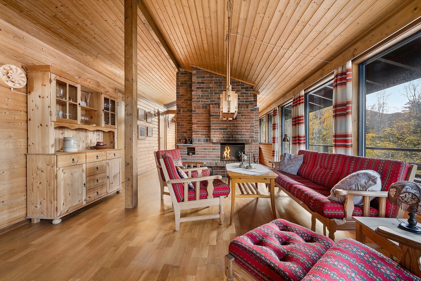 I stuen er det ildsted som tilbyr lun varme på kalde vinterdager. Like til høyre for ildstedet er det tilkomst til kjøkkenet. Galleribilde