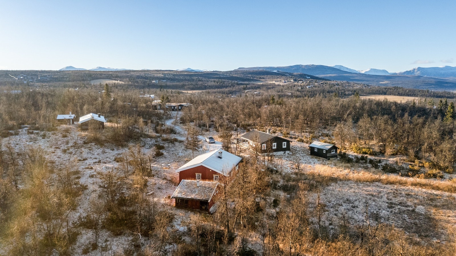 I enden av blindvei med lun beliggenhet og delvis utsikt mot dalføret og noen av fjella i Langsua Nasjonalpark og rundt Valdresflye Galleribilde
