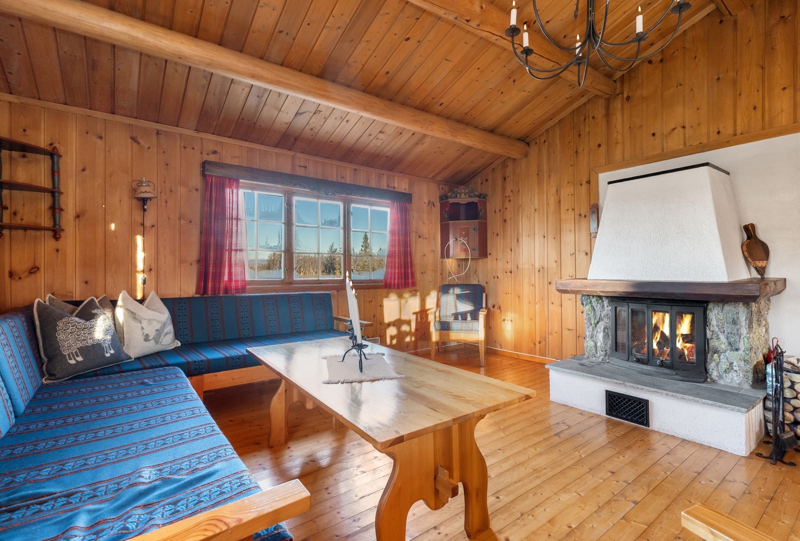 Hytta holder standard fra byggeår, her har man mulighet til å sette sitt eget preg Galleribilde