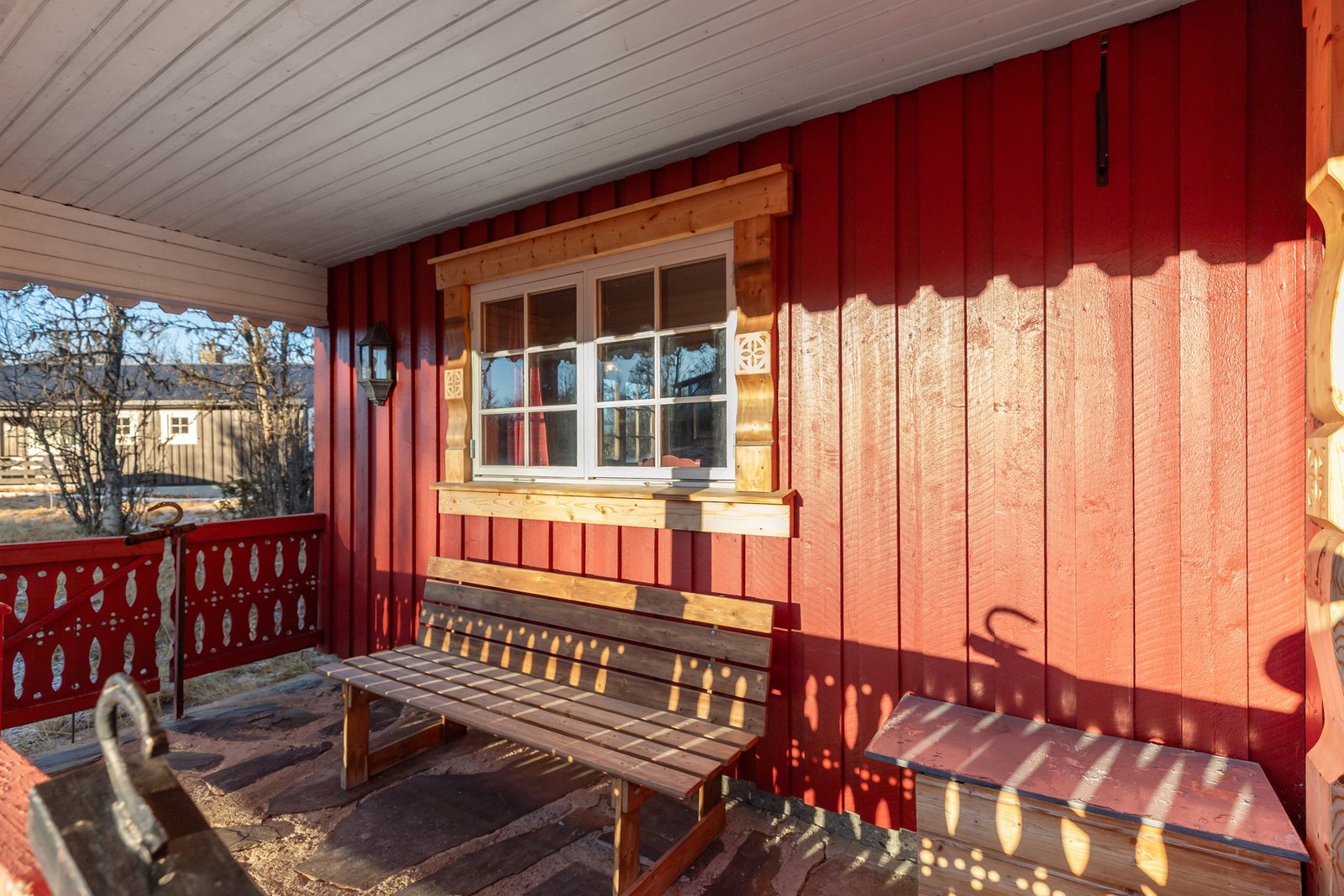 Overbygget inngangsparti med plass til sittegruppe, her er det formiddagssol Galleribilde