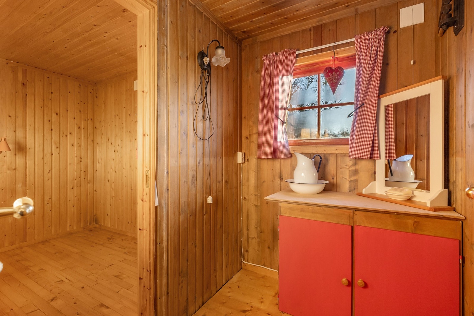 For å komme til det tredje soverommet går man via et rom som er brukt som omklednings-/vaskerom Galleribilde