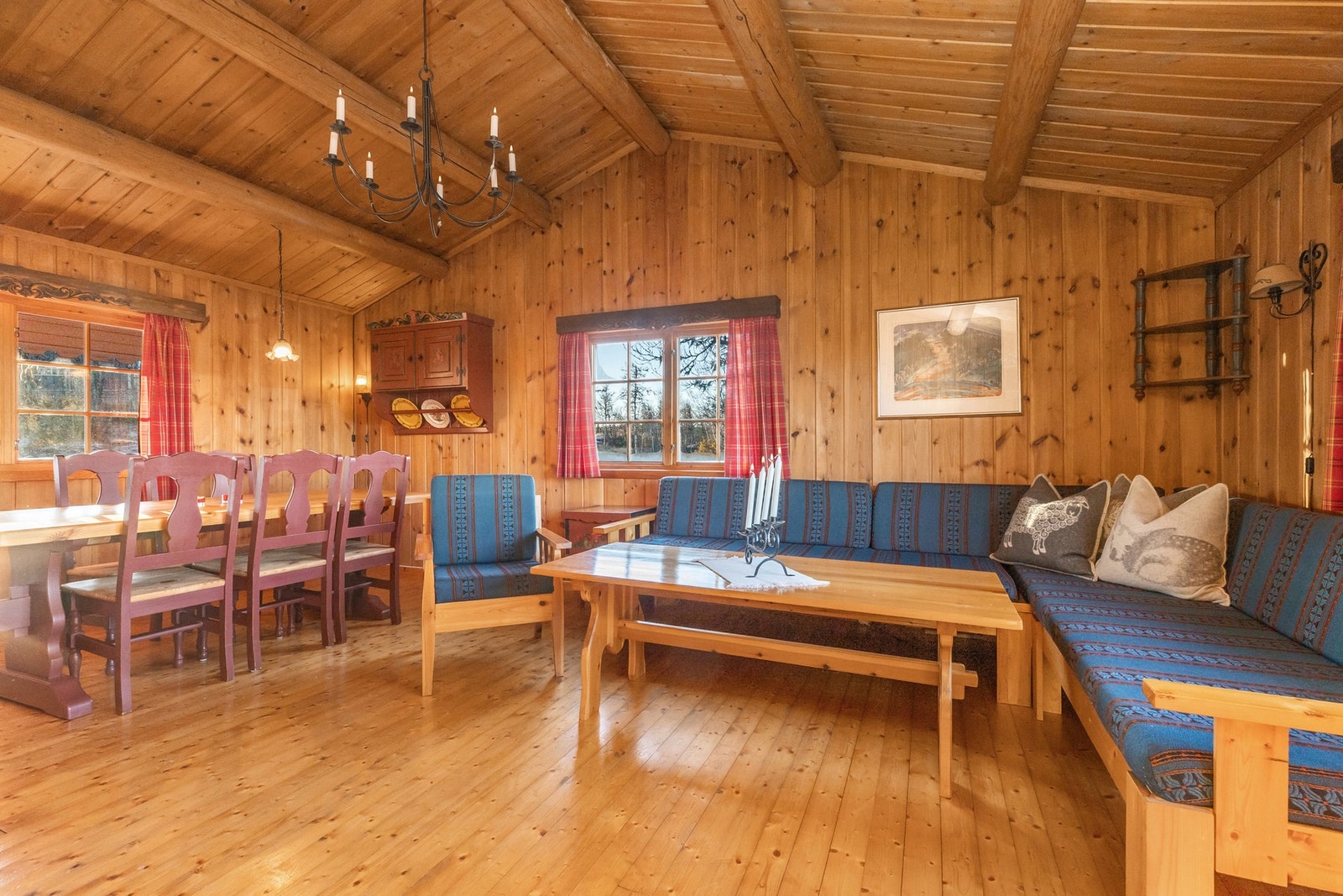 Rommet har mulighet for både sofa- og spisegruppe Galleribilde