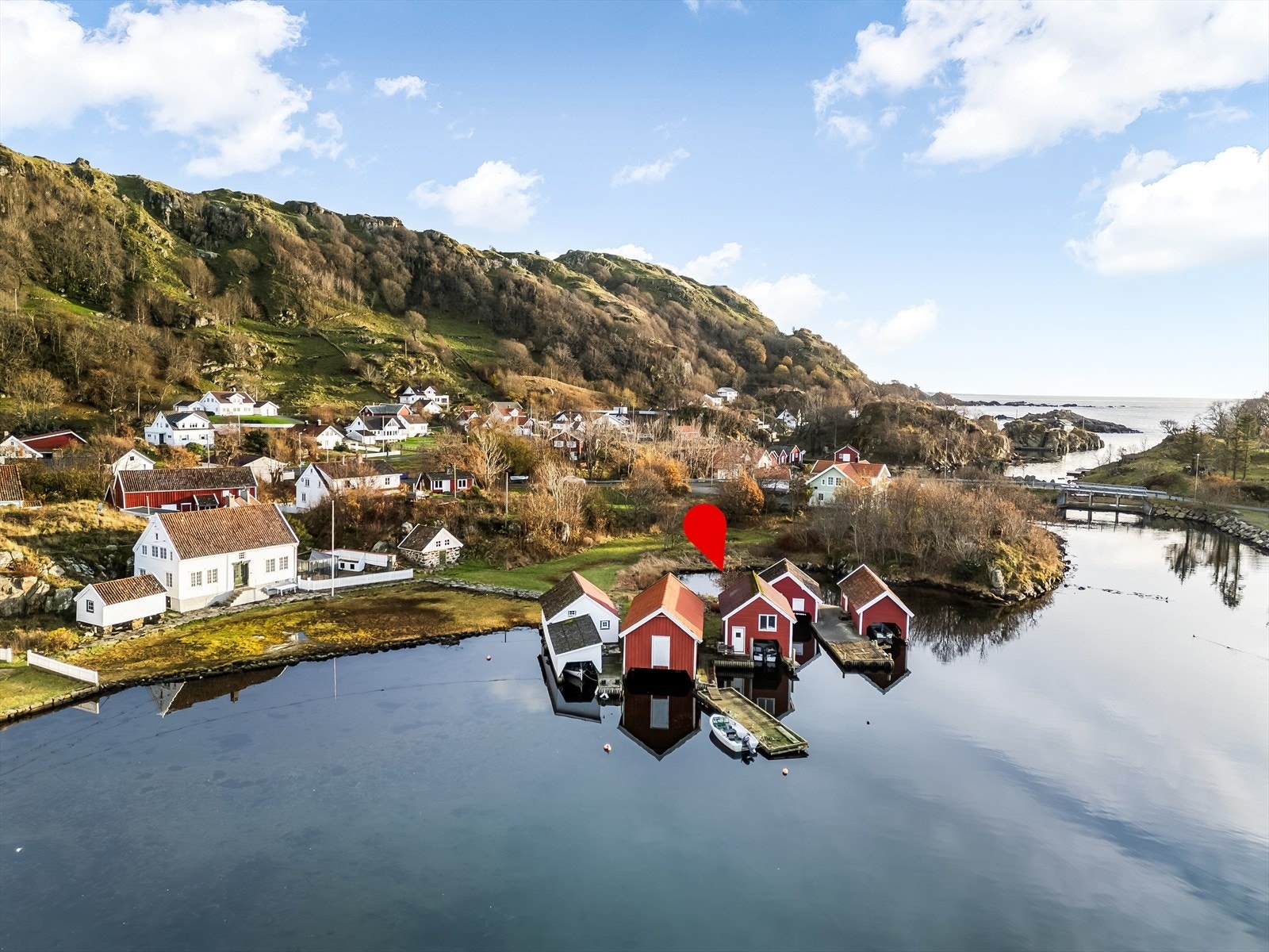 Med eiendommen følger båthus med brygge! Galleribilde