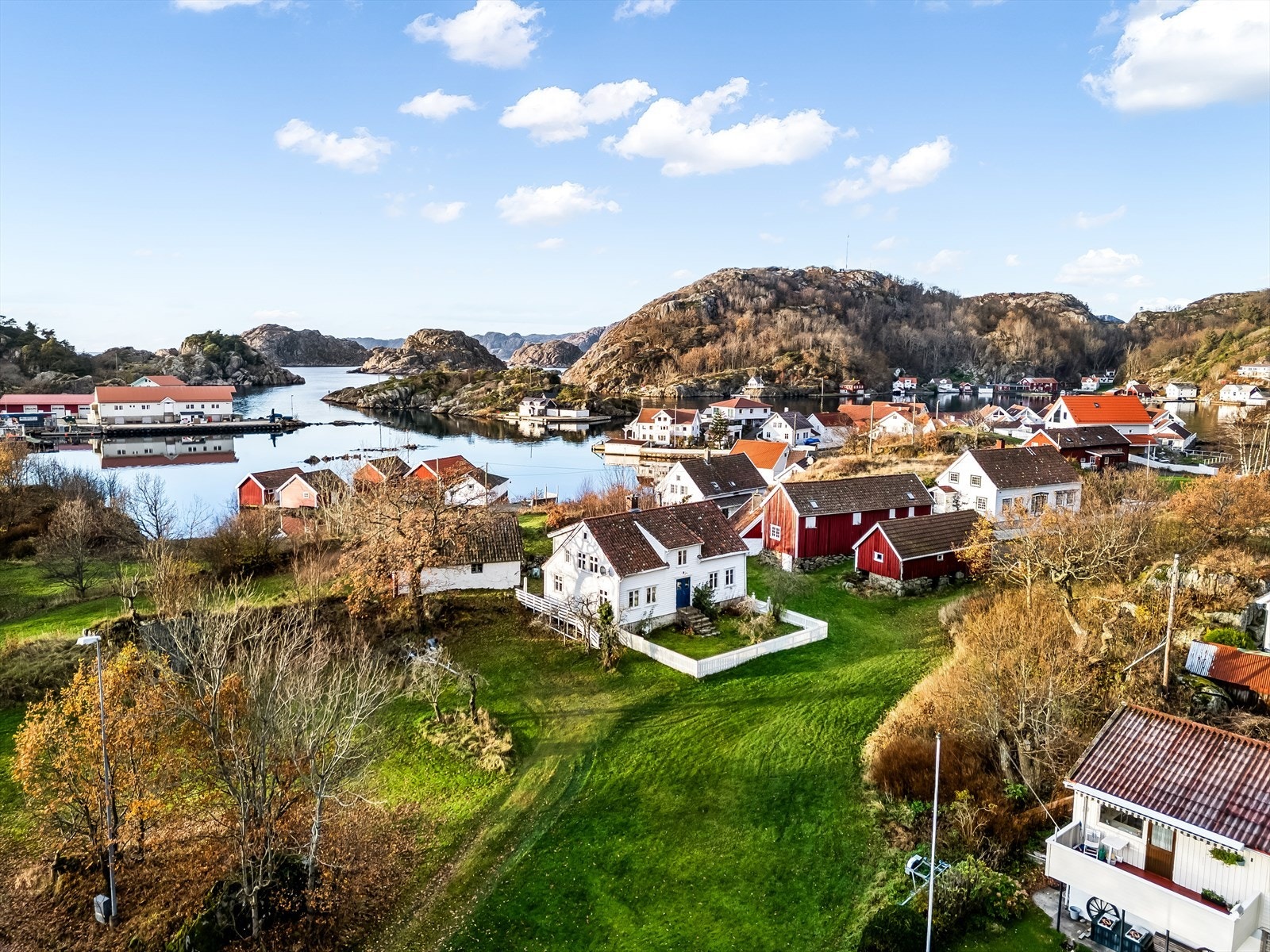 Velkommen til Fidjeveien 34; Sjarmerende kystperle med idyllisk utsikt, omkranset av vakker natur. Galleribilde