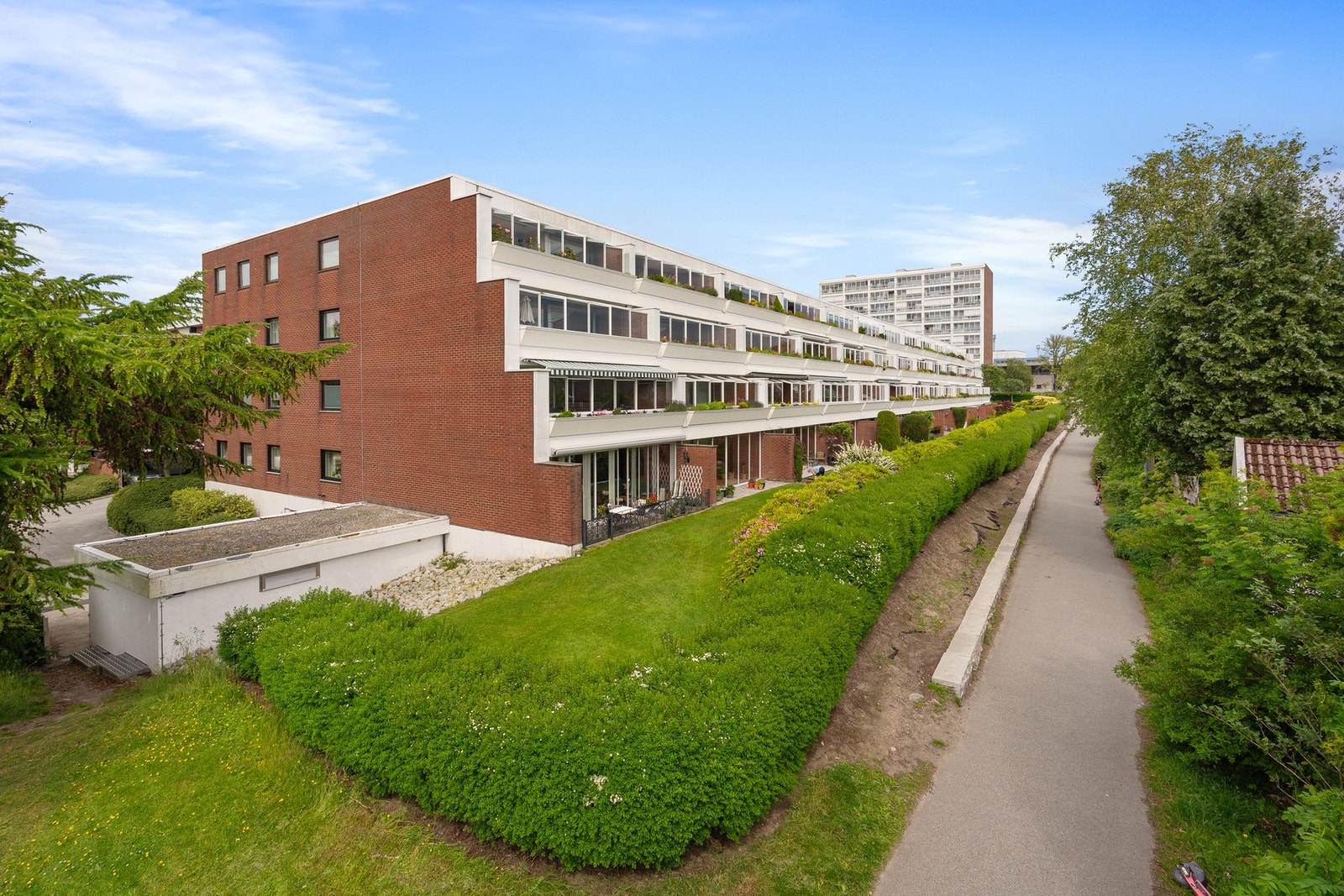 Fellesarealet er pent opparbeidet med grøntarealer, prydbusker og beplantning. Galleribilde