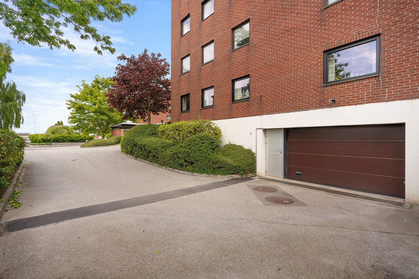 Tilhørende leiligheten er fast parkering i lukket anlegg. Galleribilde