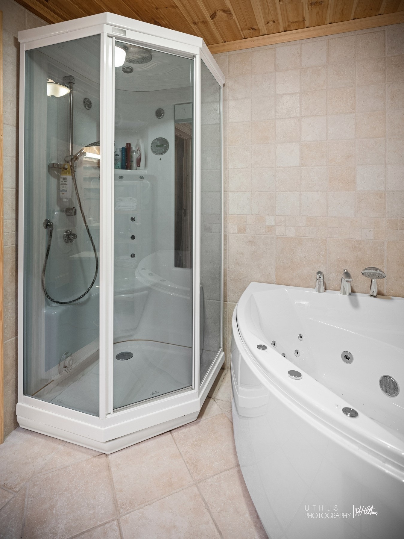 Badet er flislagt med varmekabler i gulv Galleribilde