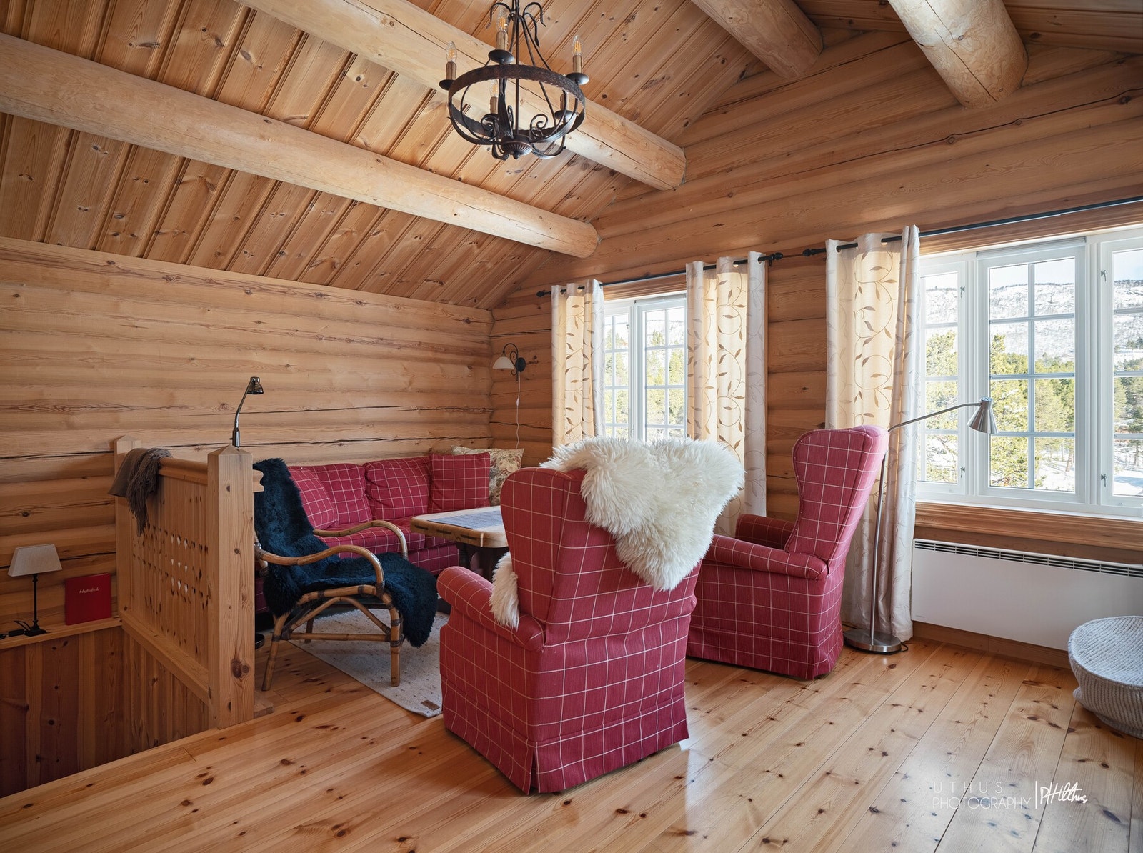 Kryp opp i sofakroken med en varm kopp kakao etter en dag ute på ski Galleribilde