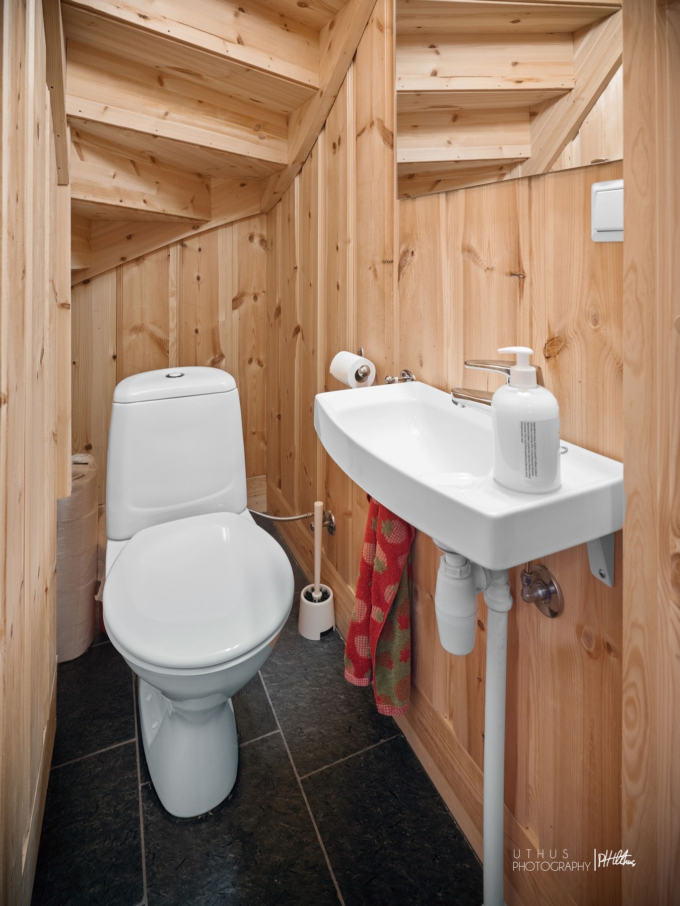 Toalettrom under trappen Galleribilde