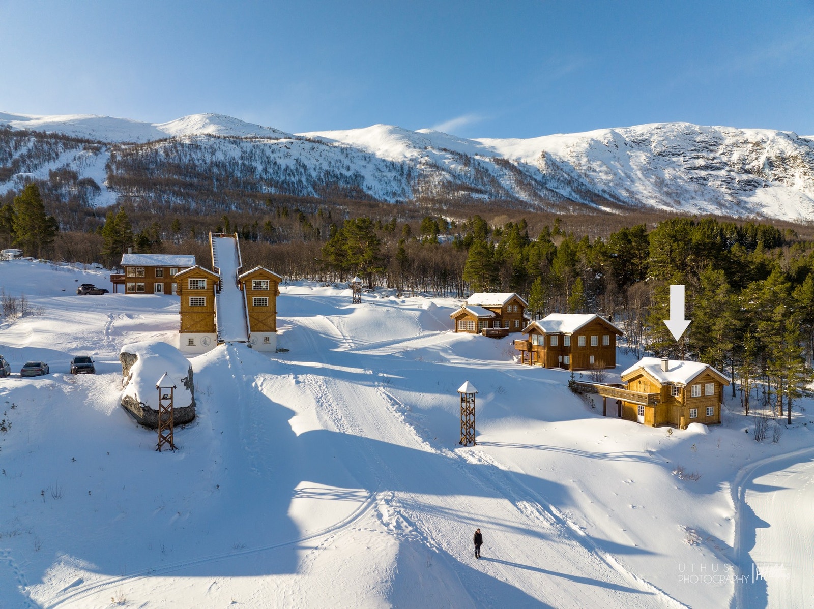 Lokal eiendomsmegler MNEF/Partner/Økonom Ådne Holestøl Hognerud har ønsker velkommen til denne koselige hytten i Skibyen - Sudndalen Galleribilde