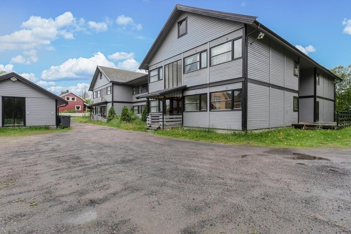 Gårdsplass med rikelig av parkeringsplasser. Galleribilde