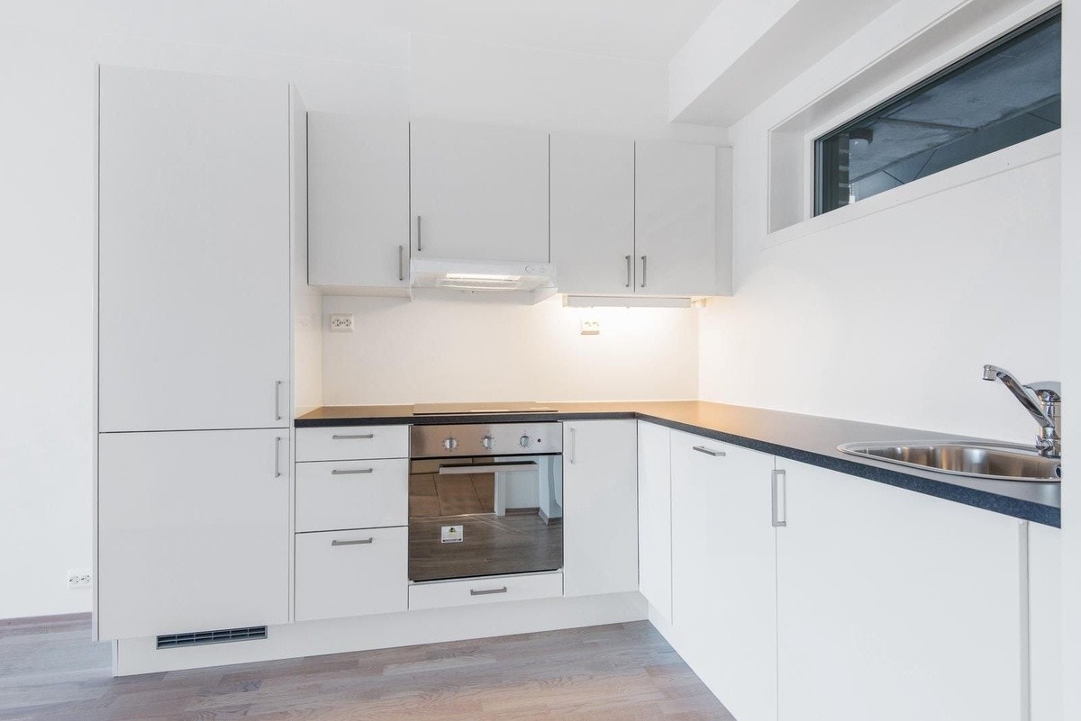 åpen kjøkkenløsning med hvitevarer Galleribilde