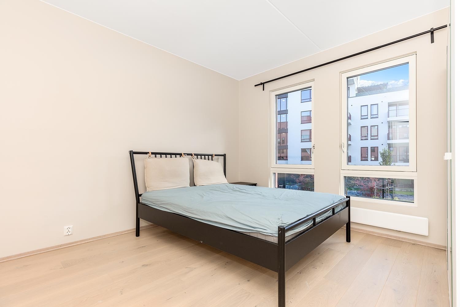 Hovedsoverom med plass til dobbeltseng og garderobeskap Galleribilde